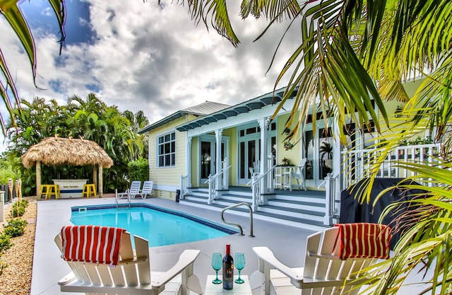 Luxury pool home, quick ocean access, high-end kitchen, WI-FI, kayaks & bikes