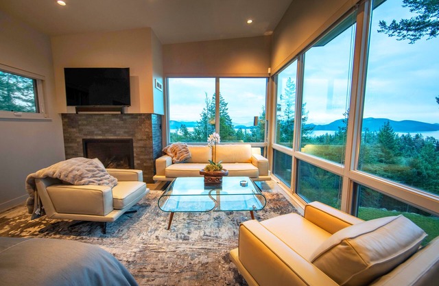 Luxury, Private Home w/ Majestic Glacier Views, Close to Trails, Beaches, Lakes