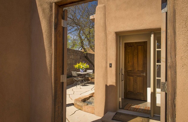 Luxury rental near Canyon Road. Dog friendly.