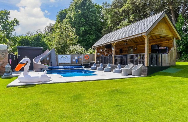 Luxury retreat 32% pool Jacuzzi games bar oasis