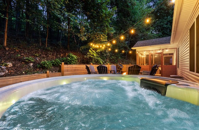 Luxury Retreat~Hot Tub~Sauna~Game Rm~2 King Suites~Toys~Flower on the Mountain