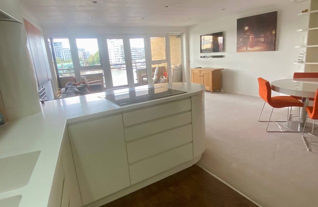 Luxury riverside apartment in Battersea. Balcony/Private secure parking