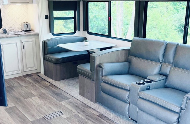 Luxury RV Nestled on 50 Acres at Augusta Retreat/picnic Table/mountain