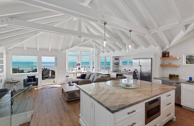 Luxury Sandcastle Beachfront! Sleeps 8 - Walk Everywhere!