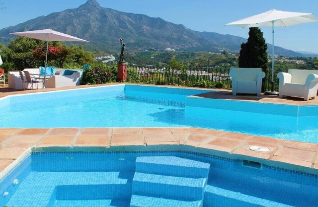 Luxury Sea View Villa, Hotel size pool, 2 minutes Puerto Banus, Heated Jacuzzi