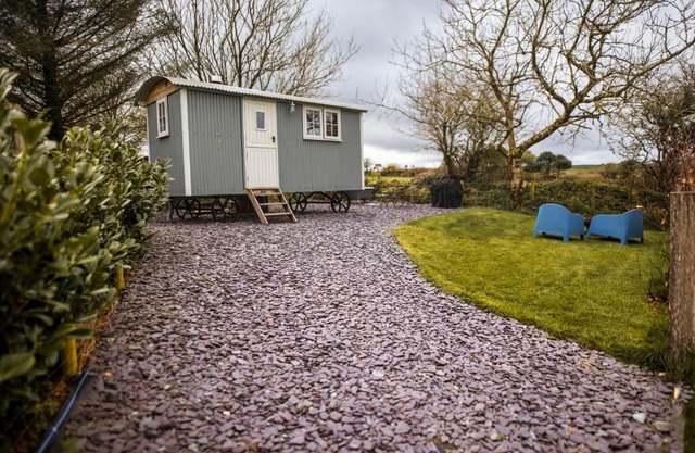 Luxury Shepherd's Hut on Meadow with Outdoor Bath in Mid Cornwall
