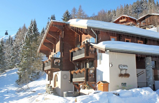 Luxury ski-in Catered Chalet in Paradiski. Hot Tub with Stunning View. Sauna.