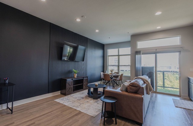 Luxury Skyline Escape/Sauna/King Bed/DT View