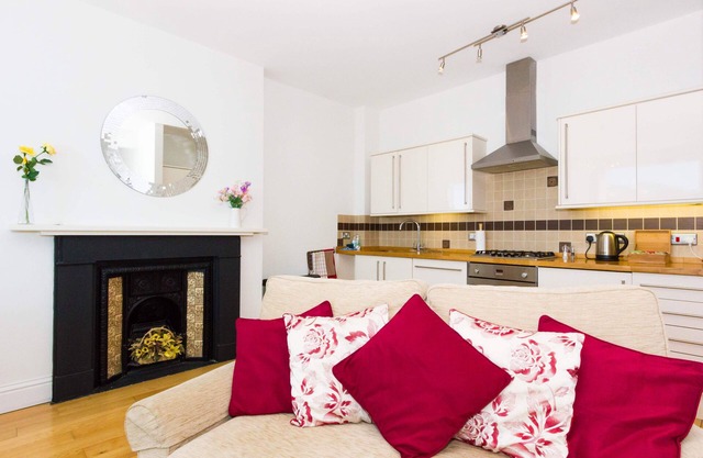 Luxury Three Bed Apartment with Balcony and Seaviews