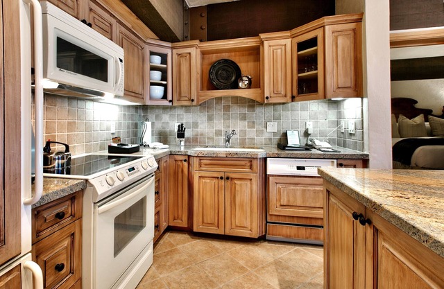 Luxury Three Bedroom Suite with Two Hot Tubs 3 Apartment Hotel by RedAwning