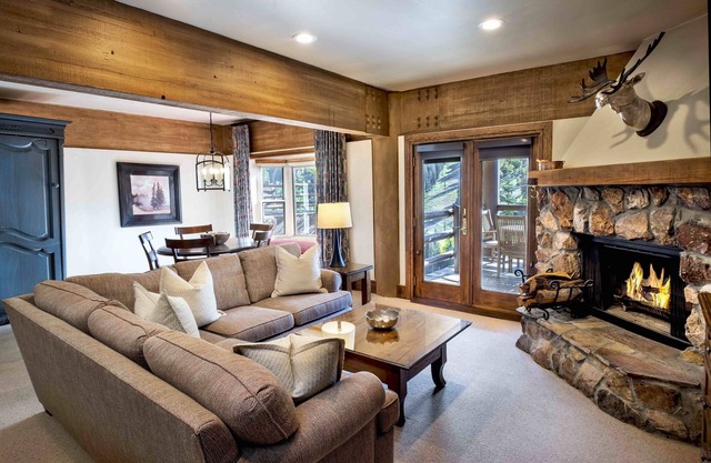 Luxury Three Bedroom Suite with Mountain Views and Three Hot Tubs 3 Apartment Hotel by RedAwning