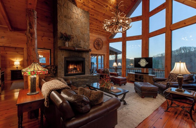 Luxury Toccoa River Lodge – 5 Suites, 15 Min to Downtown