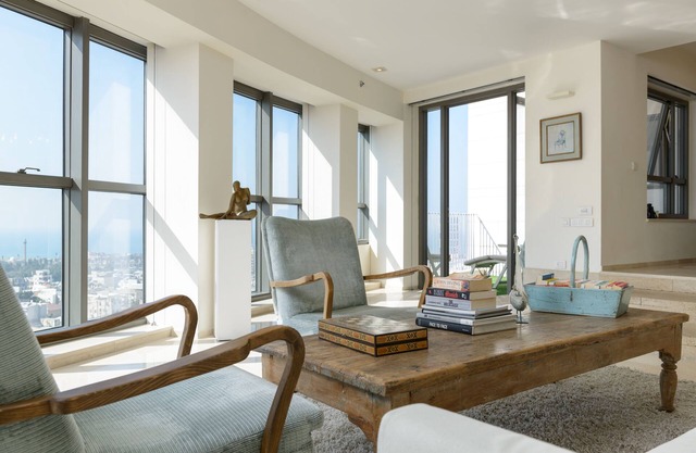 Luxury Tower 2 Bedroom with *King Master* *High Floor* Parking