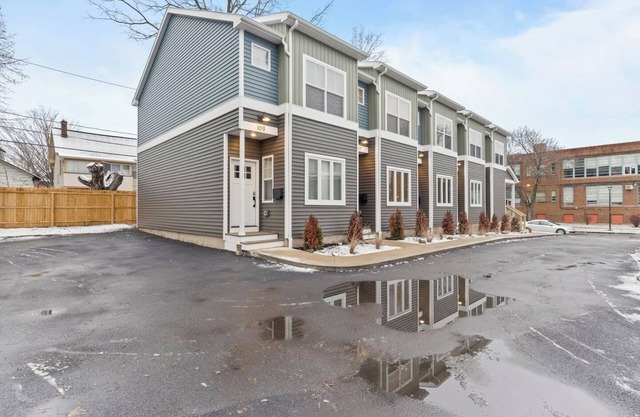 Luxury Townhome | King Bed | Close to Roc Airport