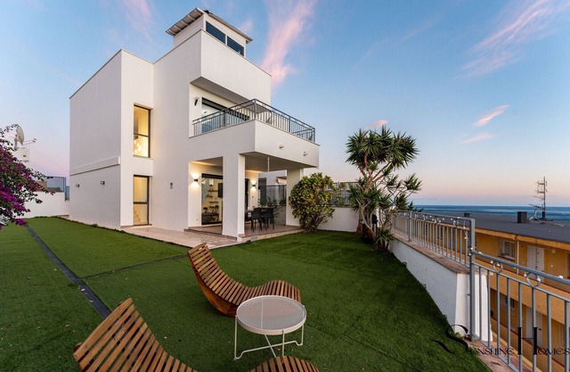 Luxury townhouse with rooftop Sauna & Jacuzzi