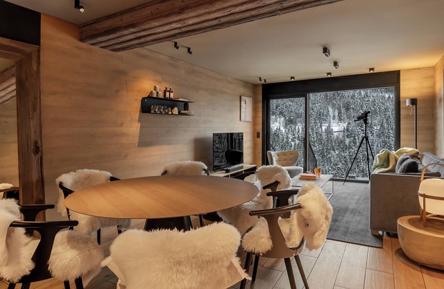 Luxury Treeline Residence with Hot Tub