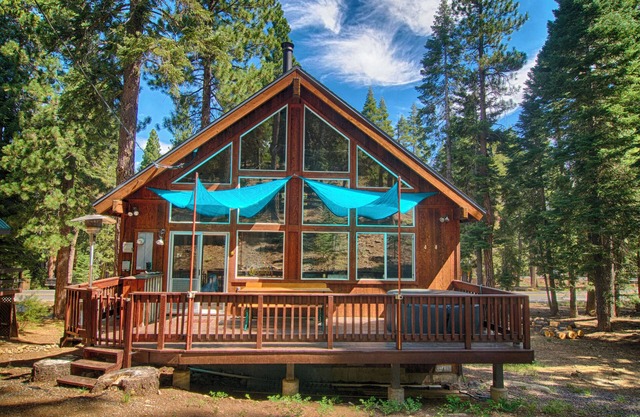 Luxury Truckee Chalet w/Hot Tub, Deck & Workspaces – Near Donner + Tahoe