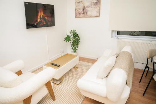Luxury Two Bedroom Apartment Steps from Kings Cross Station