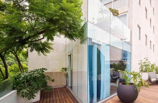 Luxury Urban Escape w/Balcony &Terrace, Pet-friendly, Near El Pendulo Bookstore!