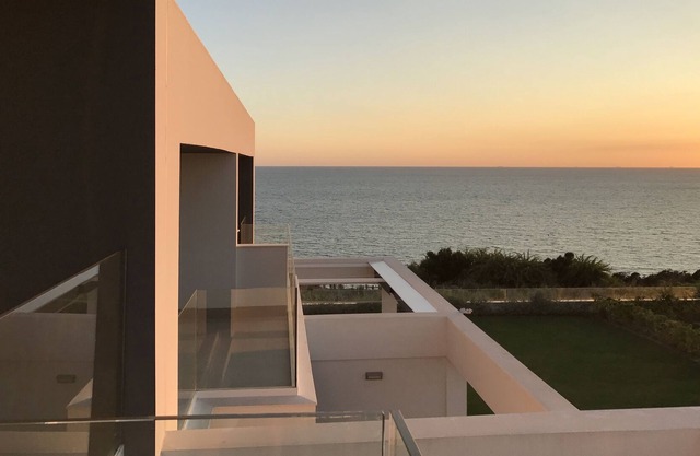 Luxury villa, 225 m2, with sea views, in exclusive urbanization