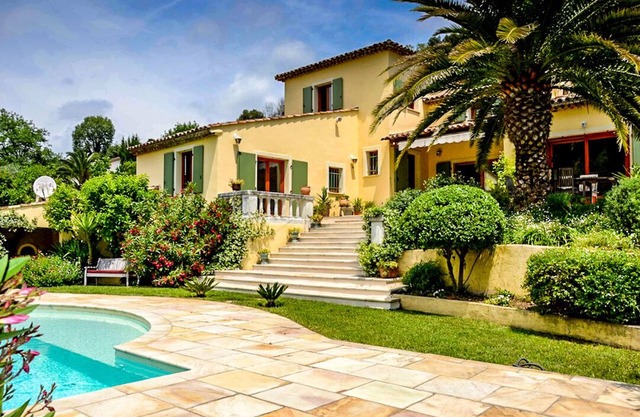 Luxury villa, peaceful central location with AC, SALT POOL