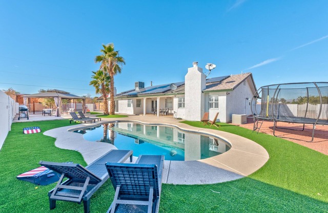 Luxury Villa 3 Masters 6 B.rooms 4 Bath nBig pool RV parking on 0.5 Acre of fun!