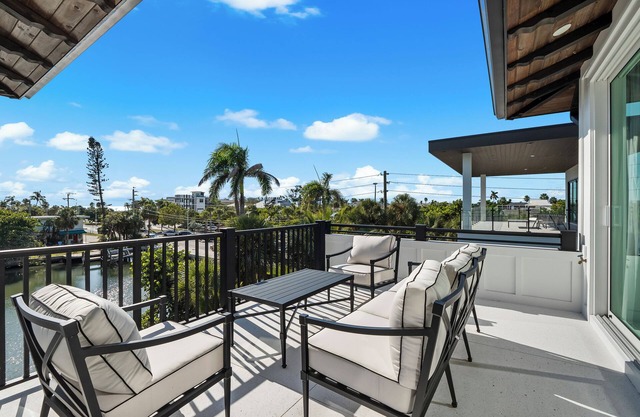 Luxury Villa 9BR/9BA Steps to Lido Key Beach