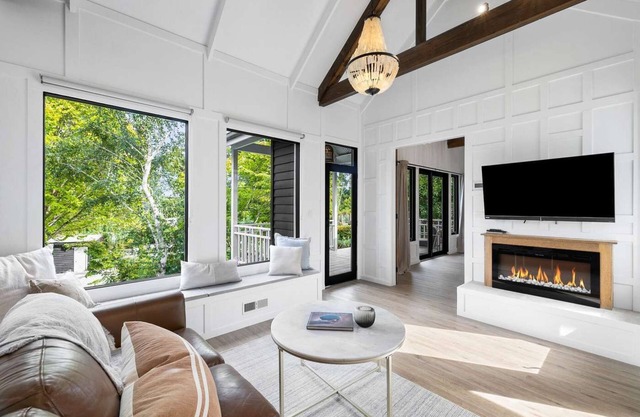 Luxury villa - a stones throw from the lake