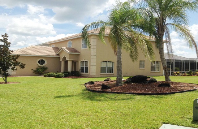 LUXURY VILLA CLOSE TO DISNEY, WI-FI, POOL, HOT TUB, GRILL, GATED