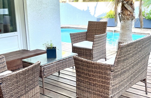 Luxury villa for 6/8 people/pool & air-conditioned living room/25min from beaches & Montpellier