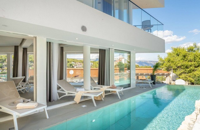 Luxury villa Ideali with heated pool by the beach