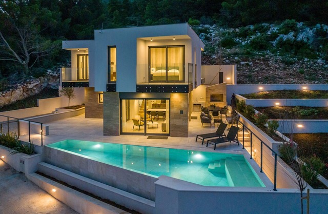 Luxury Villa Luce, right on the beach