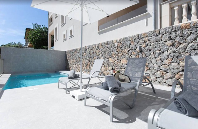 Luxury Villa Ona with Sea & Mountain View, Pool, A/C, Wi-Fi, Garden, Terrace & Balcony