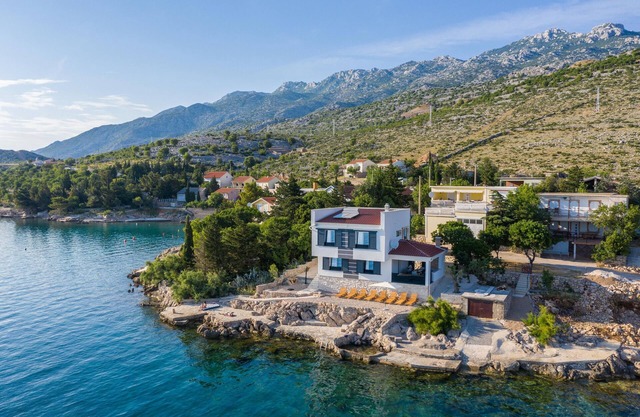 Luxury Villa Solis - Four Bedroom Villa with Terrace and Sea View