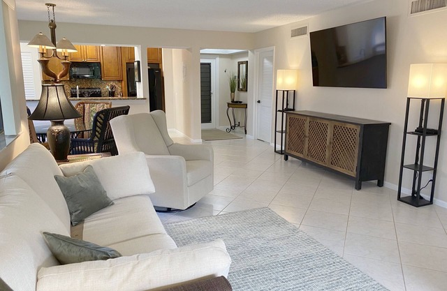 Luxury Villa in PGA gated community, communal pool, nearby beaches & restaurants