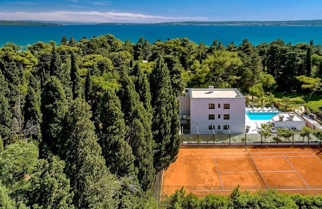 Luxury Villa Velvet Bourbon Split with Private Pool and jacuzzi by the sea