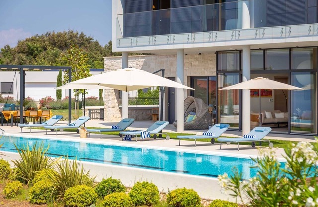 Luxury Villa Vibrante with Pool
