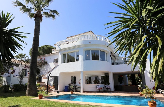 Luxury villa with amazing views and garden