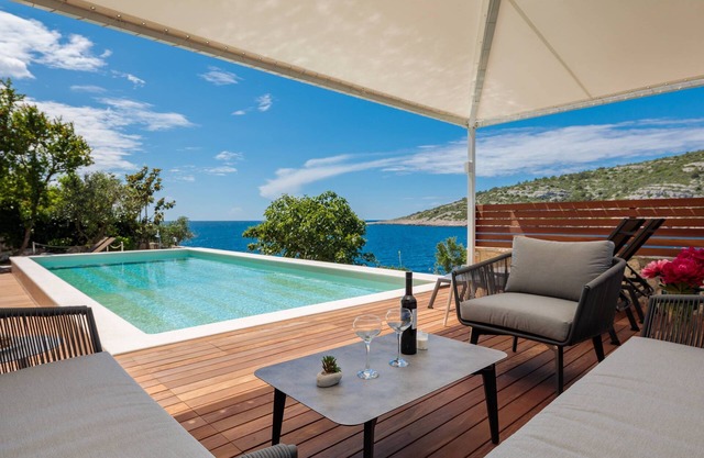 Luxury villa with heated pool, 15m from the sea, complete privacy