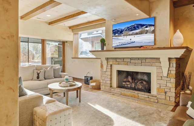 Luxury Warm Springs Home with Rooftop Hot Tub, Epic Views, + Walk to Lift!