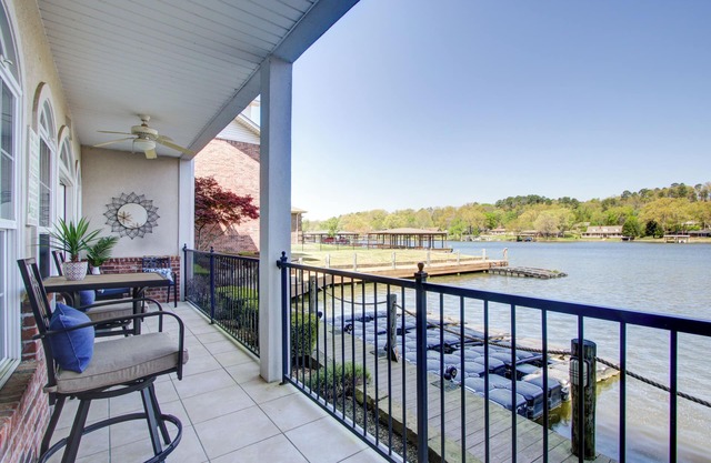 Luxury WATERFRONT Condo on Lake Hamilton w /1-Car Garage. Min 30 day rental.