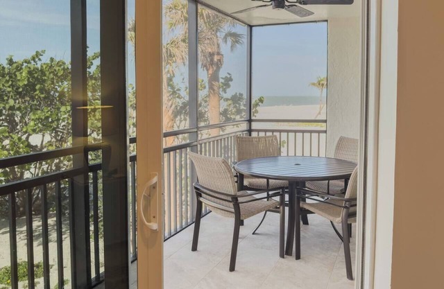 Luxury Waterfront Condo. Steps to the Beach