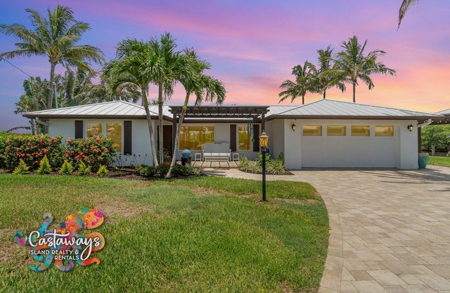 Luxury Waterfront Retreat – 3BR/3BA | Sleeps 8 | Private Dock & Gulf Access