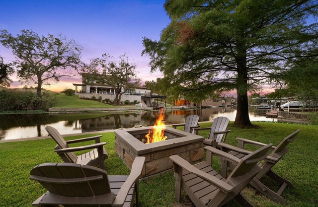 ⭐️⭐️LUXURY WATERFRONT-PONTOON CHARTER-CHEF’S KITCHEN-FIRE PIT-SLEEPS 24⭐️⭐️