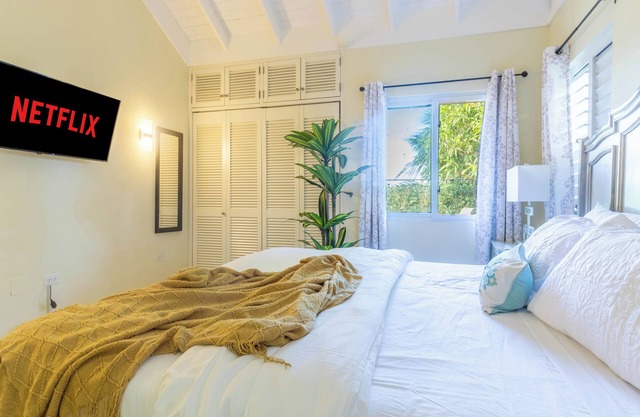 "LuxuryCrest: King Bed, BBQ & Backyard Games, Near Ocho Rios"nn