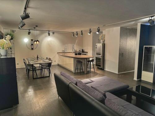 Luxus 4 Zimmer Apartment 3 Schlafzimmer und großer Wohnbereich mit Balkon