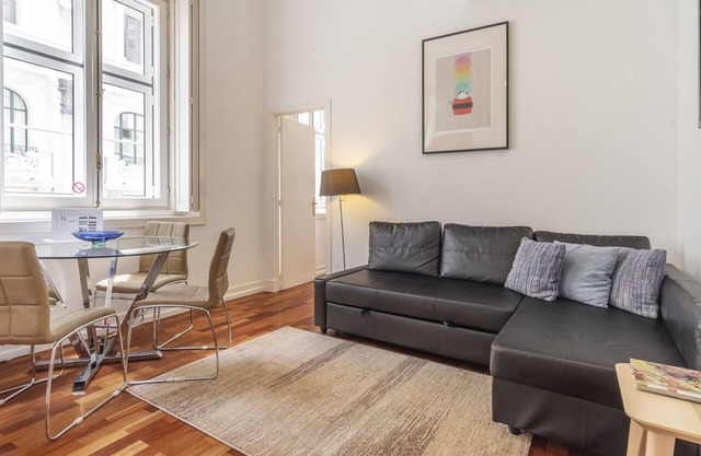 LV Premier Chiado CH6- AC, elevator, central, new