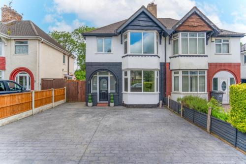 Lymer House - Stylish 3 Bedroom House in Wolverhampton