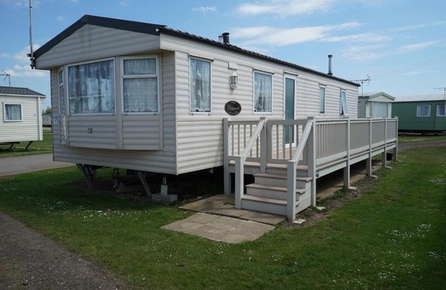 Lyntons 3 bedroom caravan pets stay free linen included