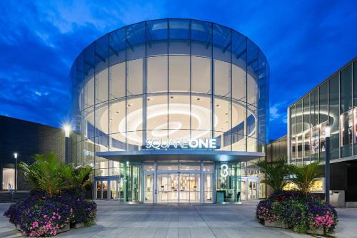 M-1 Walking Distance to Square One Mall with Attached Washroom- For 6 people
